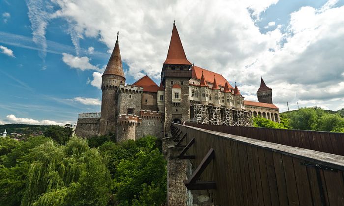 castelul_corvinestilor_-_vedere_lateral_stanga_frontala_de_langa_podul_de_acces
