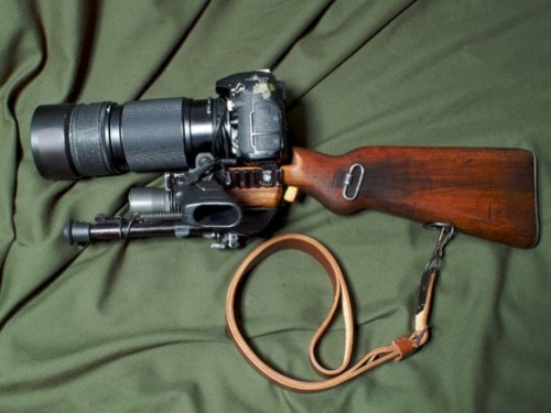 Nikon D200 montat pe un pat de pusca. Pana si "fotografia" e o arma, nu?