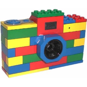 Aparatul foto LEGO: se gaseste pe Amazon.com si costa doar 39 USD. Are 3 Megapixeli, memorie interna pentru 80 de imagini si ecran LCD de 1.5 inch