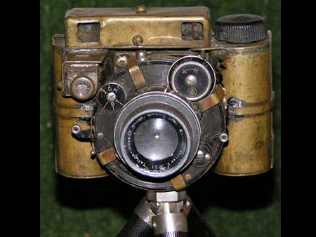 Aparatul foto vintage - dar functional - desprins parca din jocul BioShock.