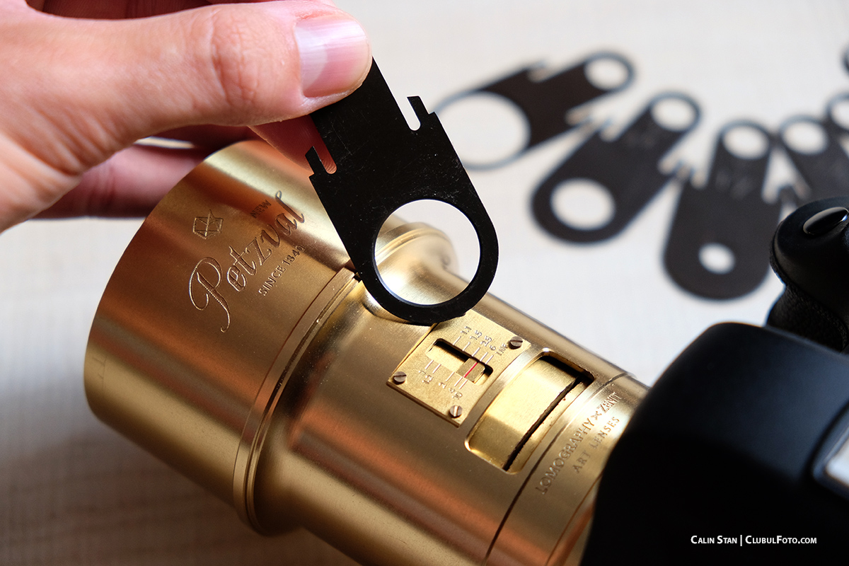 Diafragmele sunt sub forma unor „discuri” (placute) metalice, ce se introduc, pe rand, in obiectiv, in functie de valoarea dorita (f/2.2 – f/16)