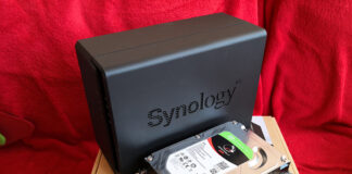 Cele doua HDD-uri Seagate IronWolf alaturi de NAS-ul Synology DS218play